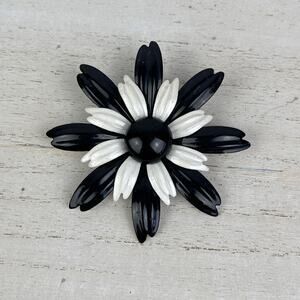 VTG 1960’s Black White Daisy Flower Brooch Pin Metal & Enamel Mod Style Retro